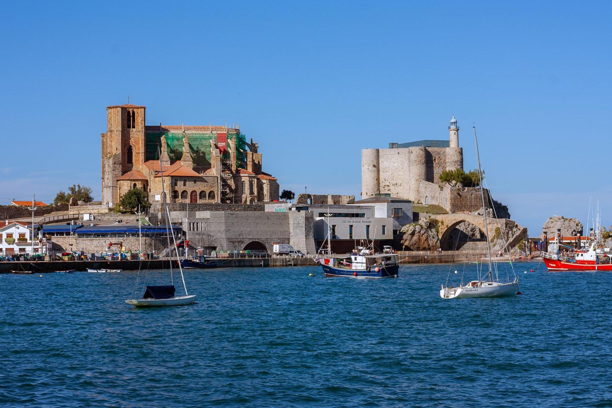 شقة Sea Views In The Heart Of The Old Town كاسترو أورديالس المظهر الخارجي الصورة